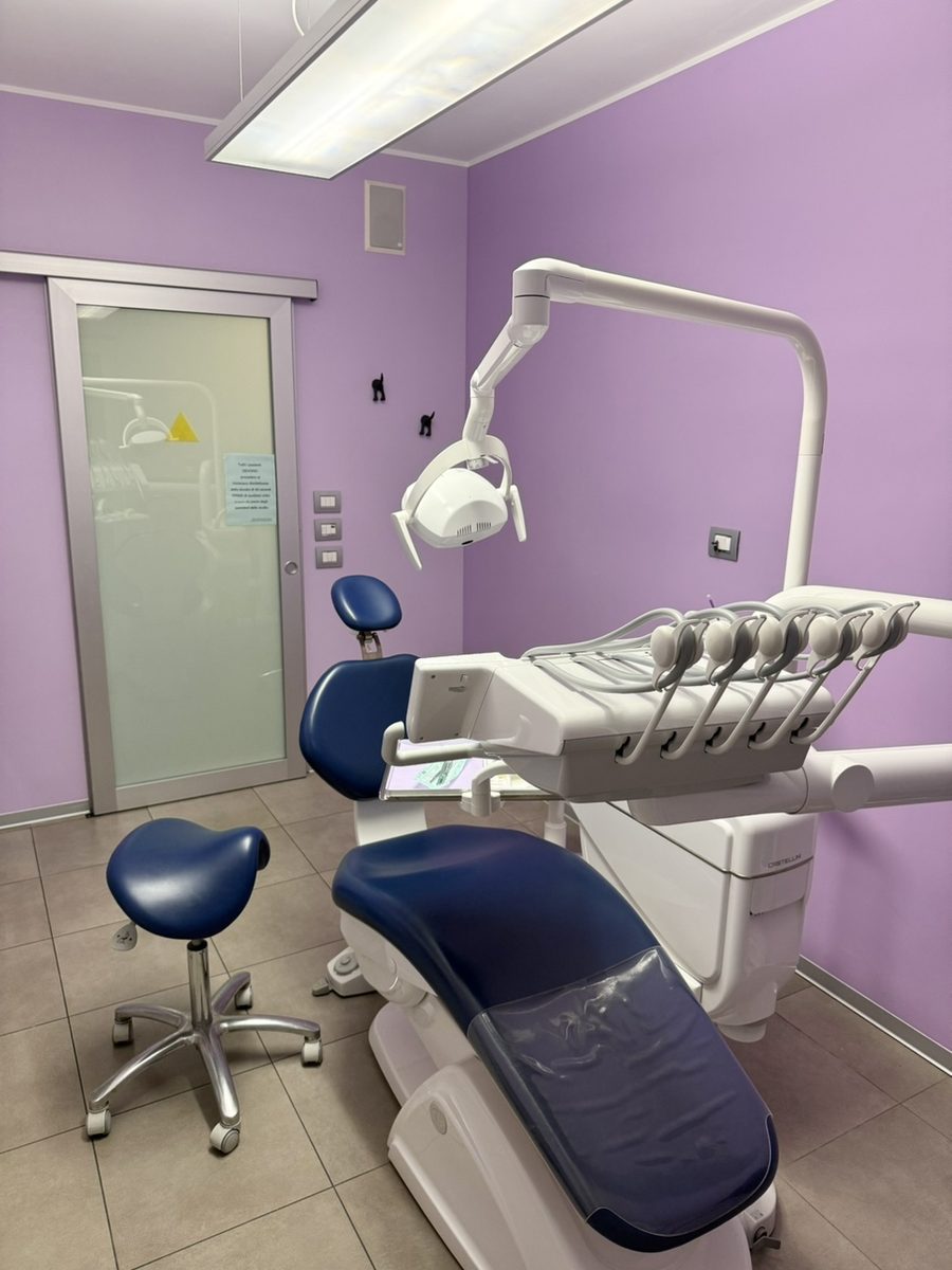 Ambulatorio odontoiatrico con poltrona e riunito moderno